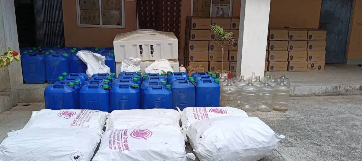 Police demolished an illegal fake English liquor manufacturing factory.