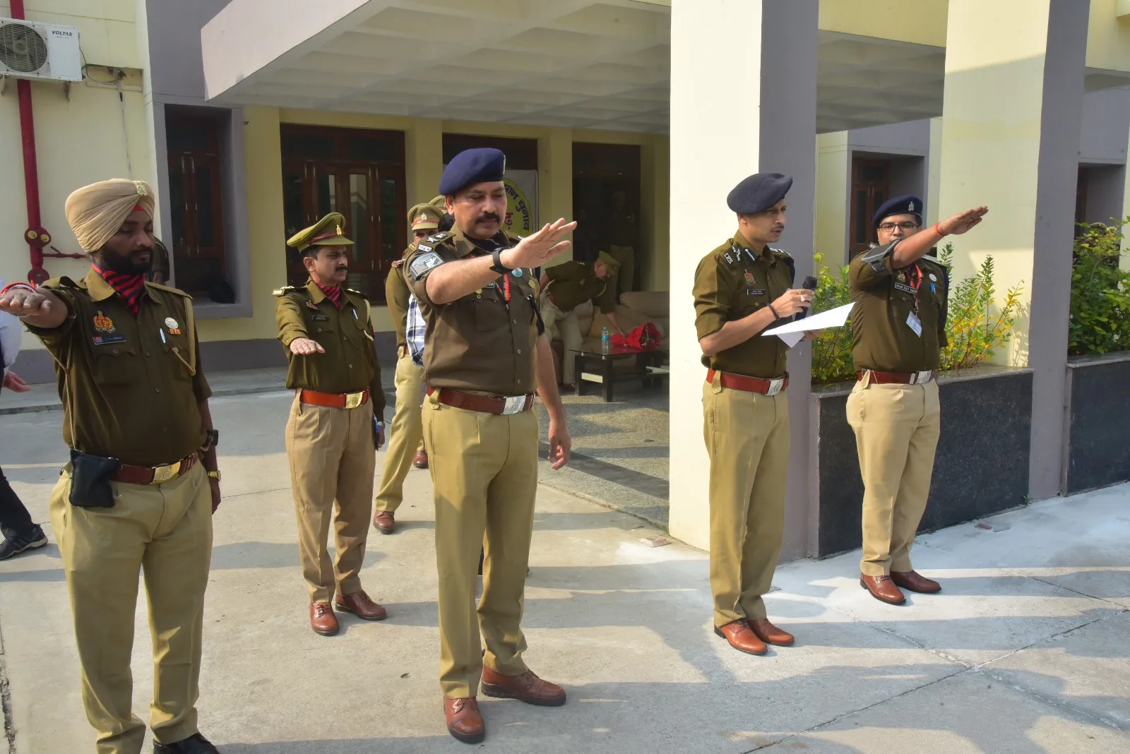 डीआईजी ने निर्वाचन की शपथ दिलाकर  होमगार्डस को राजस्थान के लिए किया रवाना