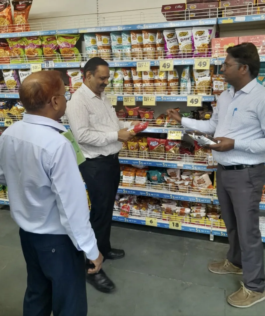 फिनिक्स मॉल में जांचें गए हलाल लिखे प्रोडक्ट