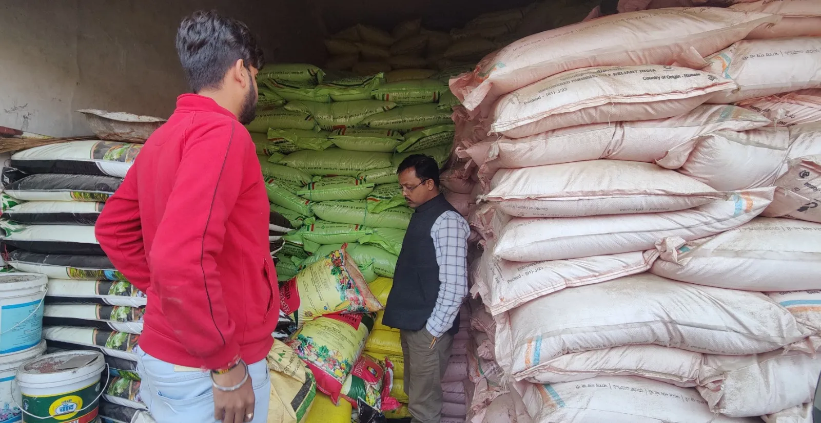 डीएम ने कराई खाद की दुकानों पर ताबड़तोड़ छापेमारी, बंद दुकानों को नोटिस जारी