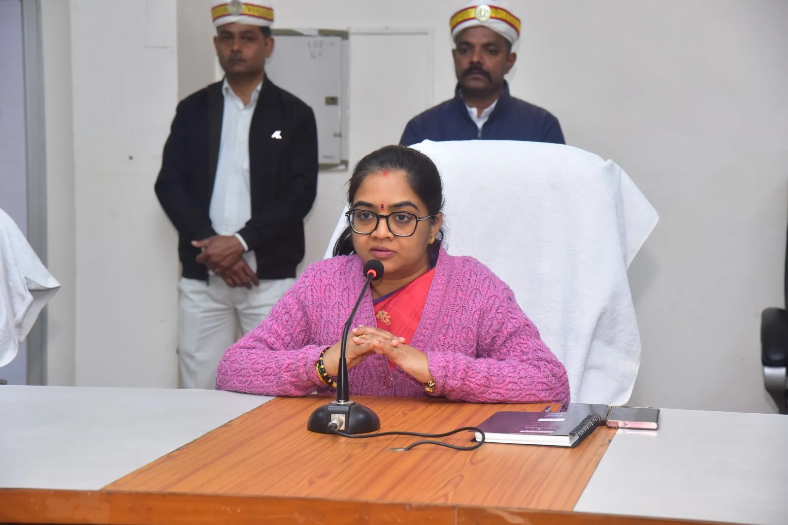 चैत्रा वी0 ने अलीगढ़ आयुक्त का संभाला कार्यभार