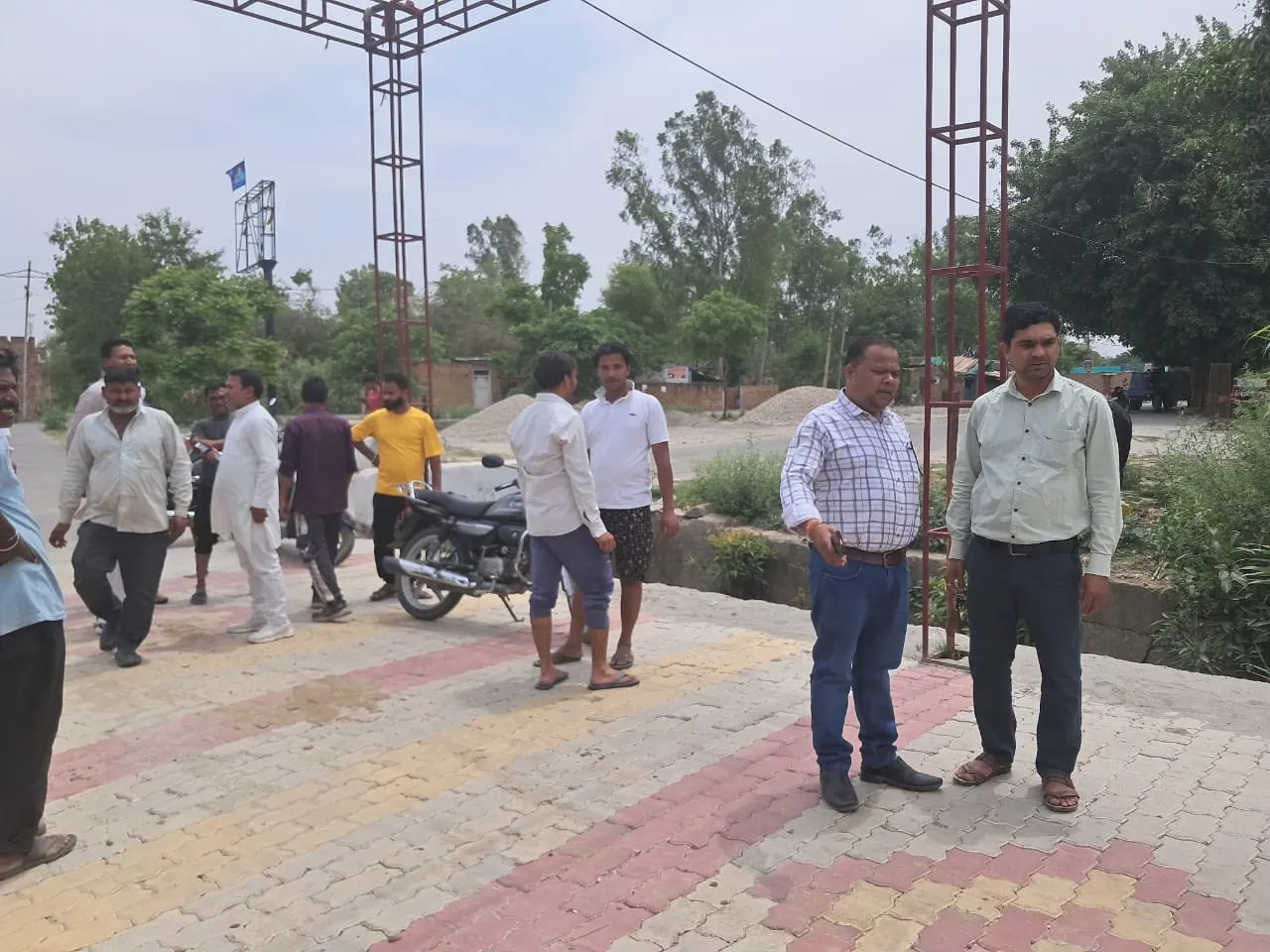 बैंकट हॉल का अवैध अतिक्रमण हटवाने पहुंची नगर पंचायत की टीम