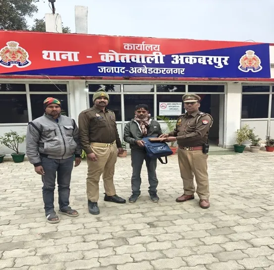 बैग स्वामी को पुलिस ने सुरक्षित लौटाया उसका बैग व सामान  