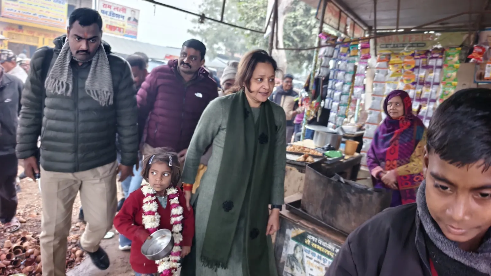 ठंड से कांप  रही बच्ची को विधायक का मिला दुलार, दरियादिली की हो रही प्रशंसा