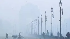  राजधानी दिल्ली में कोहरे से कोहराम, विजिबिलिटी शून्य, रेल और विमान यात्री परेशान  
