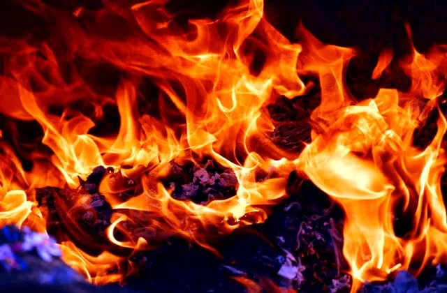लोबान गोदाम में आग से मचा हड़कंप, गैस सिलेंडर से बढ़ी आग की तीव्रता