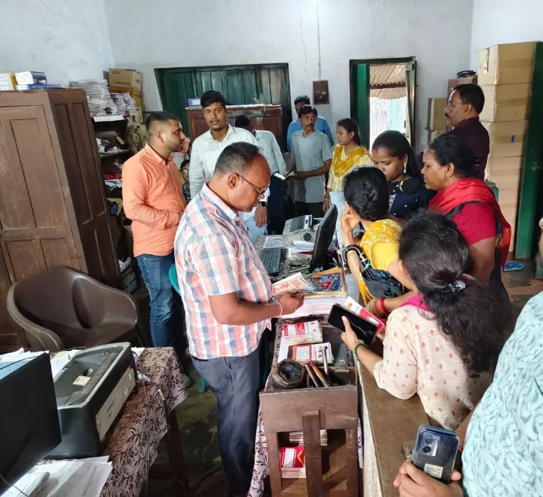 डाकघर घोटाला मामला: पासबुक लेकर जांच कराने पहुंचे लोग