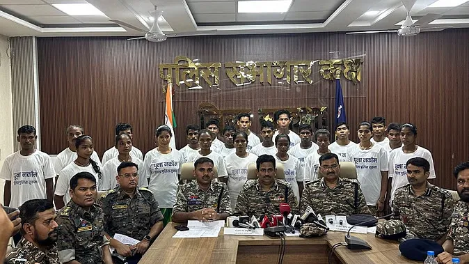 सुकमा में 1.18 करोड़ के 23 नक्सलियों ने किया आत्मसमर्पण