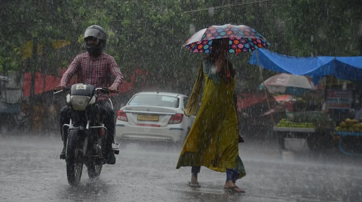 दिल्ली-NCR में झमाझम बारिश से गर्मी से राहत, भारी बारिश का रेड अलर्ट जारी