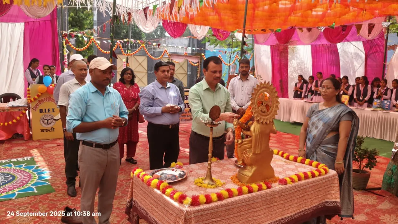 भव्य और गरिमामय वातावरण में प्रारंभ हुआ शिक्षकों का जनपद स्तरीय नवाचार महोत्सव