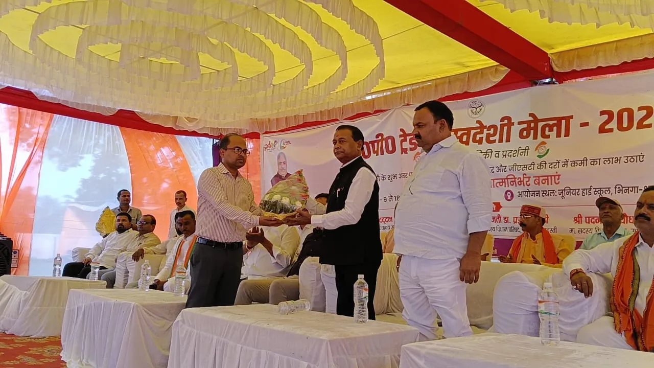 Sravasti: स्वदेशी मेला के पांचवे दिन जिलाध्यक्ष ने मेले का भ्रमण कर किया अवलोकन