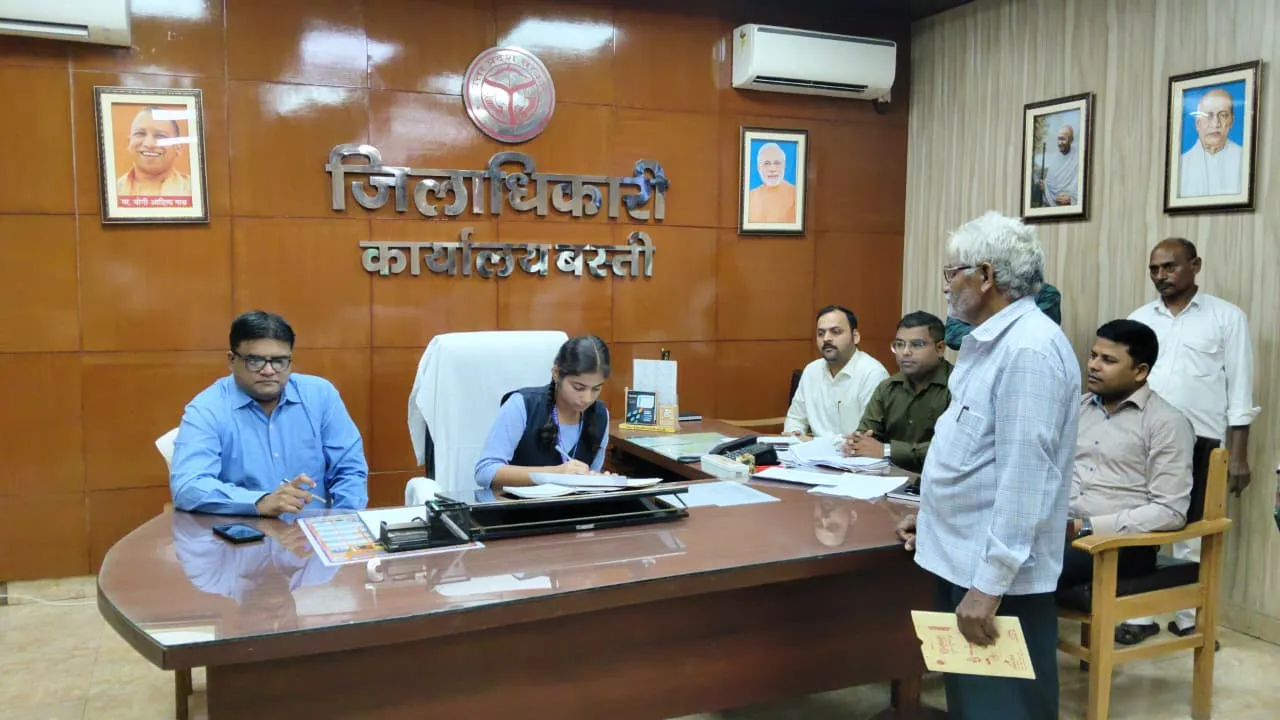 छात्रा कृति मिश्रा ने संभाला एक दिन के लिए बस्ती के जिलाधिकारी के रूप में उत्तरदायित्व 