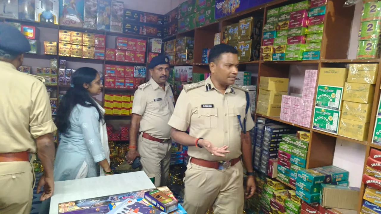 पटाखा निर्माण के दौरान विस्फो'ट, दो घायल, एसएसपी ने किया निरीक्षण, जांच के निर्देश