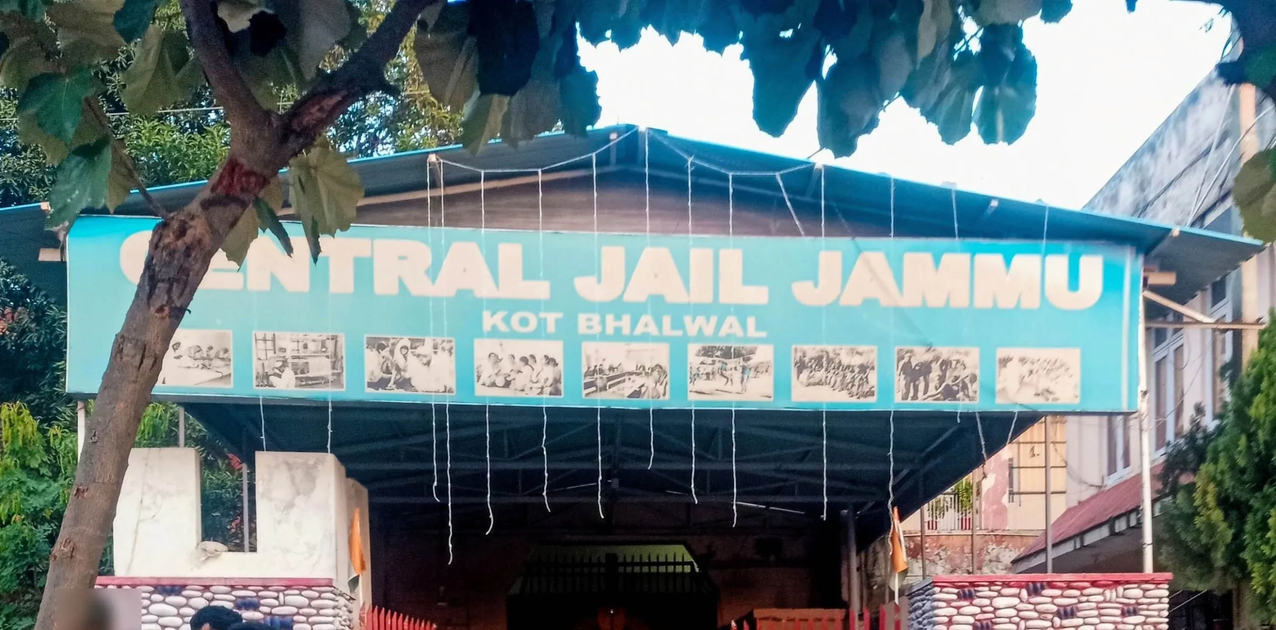 उच्च सुरक्षा वाली जेल में छापेमारी जारी....