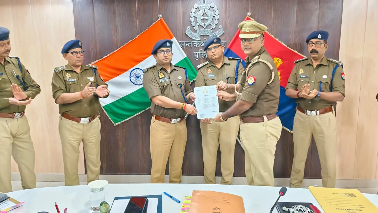 पुलिस अधीक्षक द्वारा पुलिस अधिकारी/ कर्मचारीगण को कॉप आफ द मंथ चुनकर प्रशस्ति पत्र देकर किया गया सम्मानित