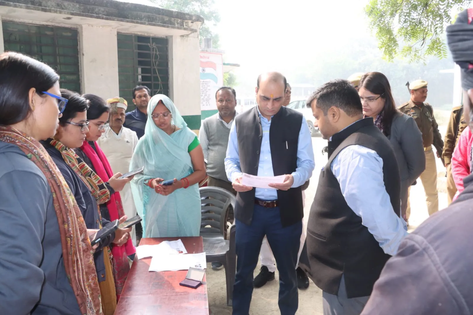 डीएम ने विशेष प्रगाढ़ पुनरीक्षण अभियान के तहत प्राथमिक विद्यालयों का किया औचक निरीक्षण,