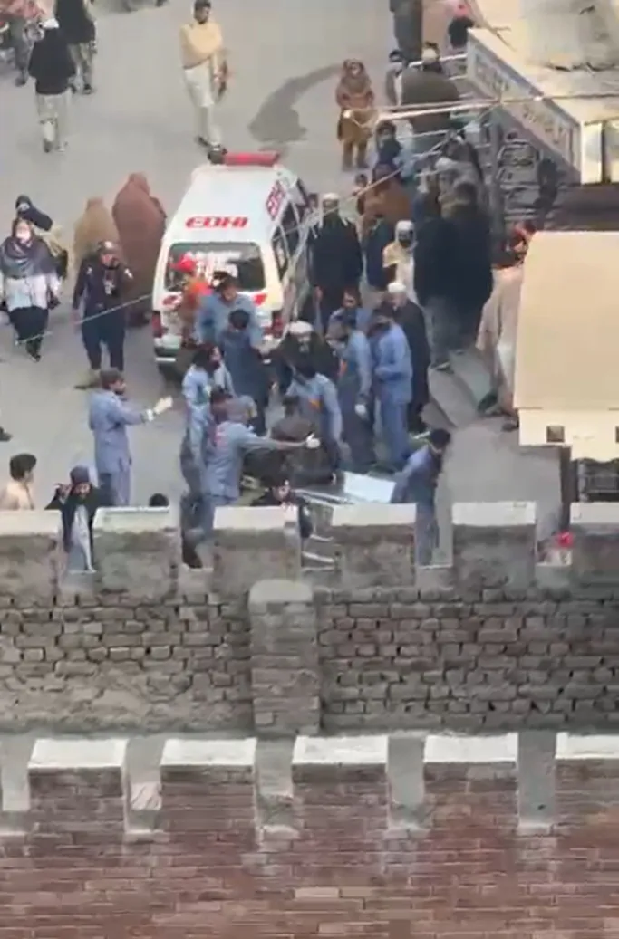 पाकिस्तान के पेशावर में फेडरल कांस्टेबुलरी मुख्यालय पर आत्मघाती हमला, तीन जवानों की मौत