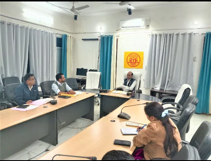 डीएम ने बिजली बिल राहत योजना के सफल क्रियान्वयन के सम्बन्ध की बैठक 