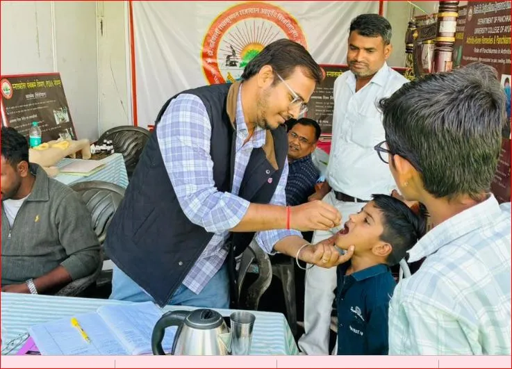 हस्तशिल्प उत्सव में आयुर्वेद विश्वविद्यालय की तरफ से बच्चों को पिलाई स्वर्ण प्राशन ड्रॉप