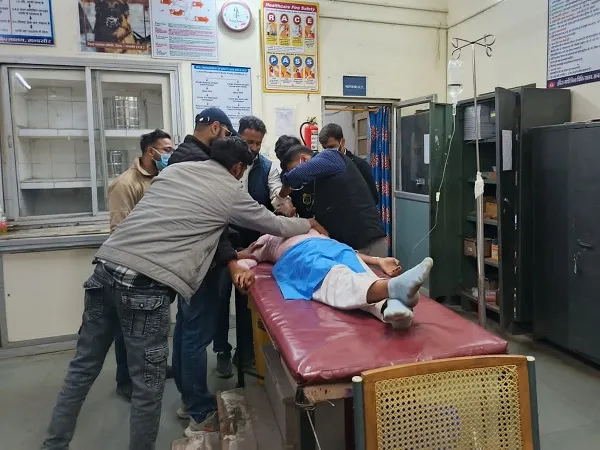 मंदसौर में 11वीं की छात्रा ने खाया जहर, स्कूल में उल्टी होने पर हॉस्पिटल में भर्ती