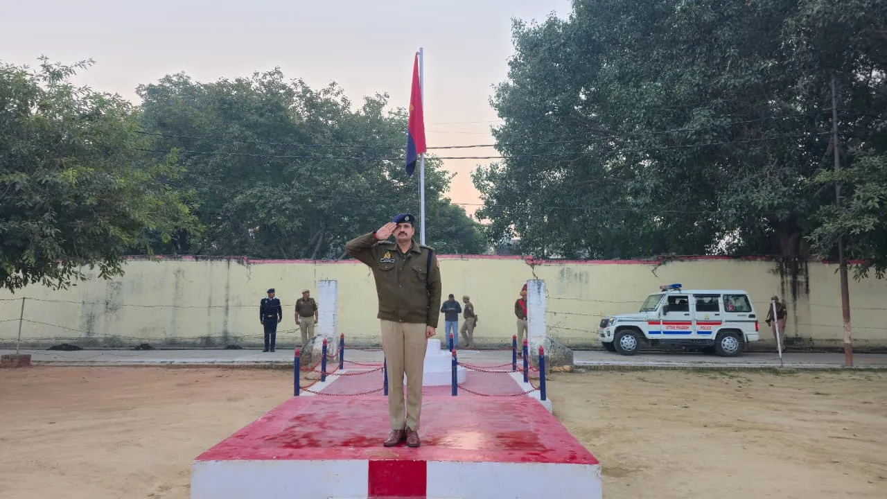 Auraiya: एसपी अभिषेक भारती ने पुलिस लाइन में परेड की ली सलामी , व्यवस्थाओं का किया निरीक्षण