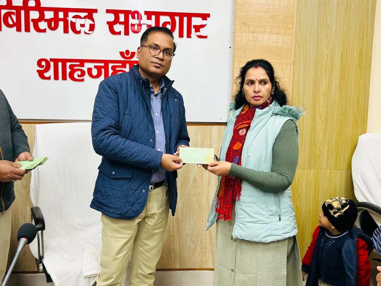 उत्कृष्ट कार्य करने वाले 80 बीएलओ को जिलाधिकारी धर्मेंद्र प्रताप सिंह ने किया सम्मानित