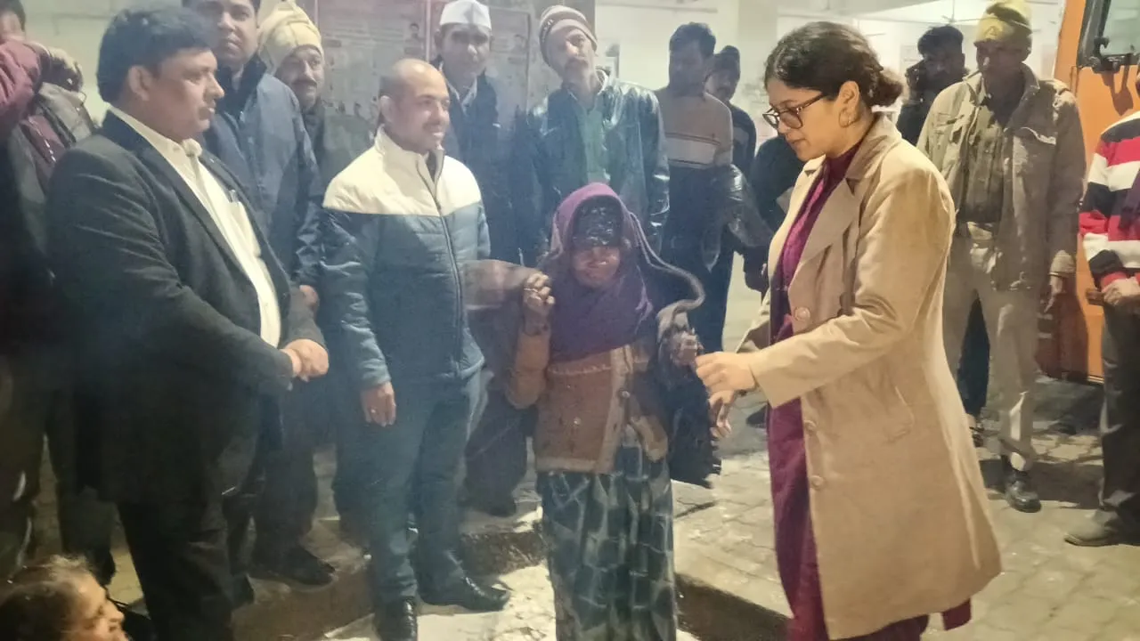 जिलाधिकारी द्वारा देर रात महोबा क्षेत्र में संचालित रैन बसेरा का किया गया निरीक्षण