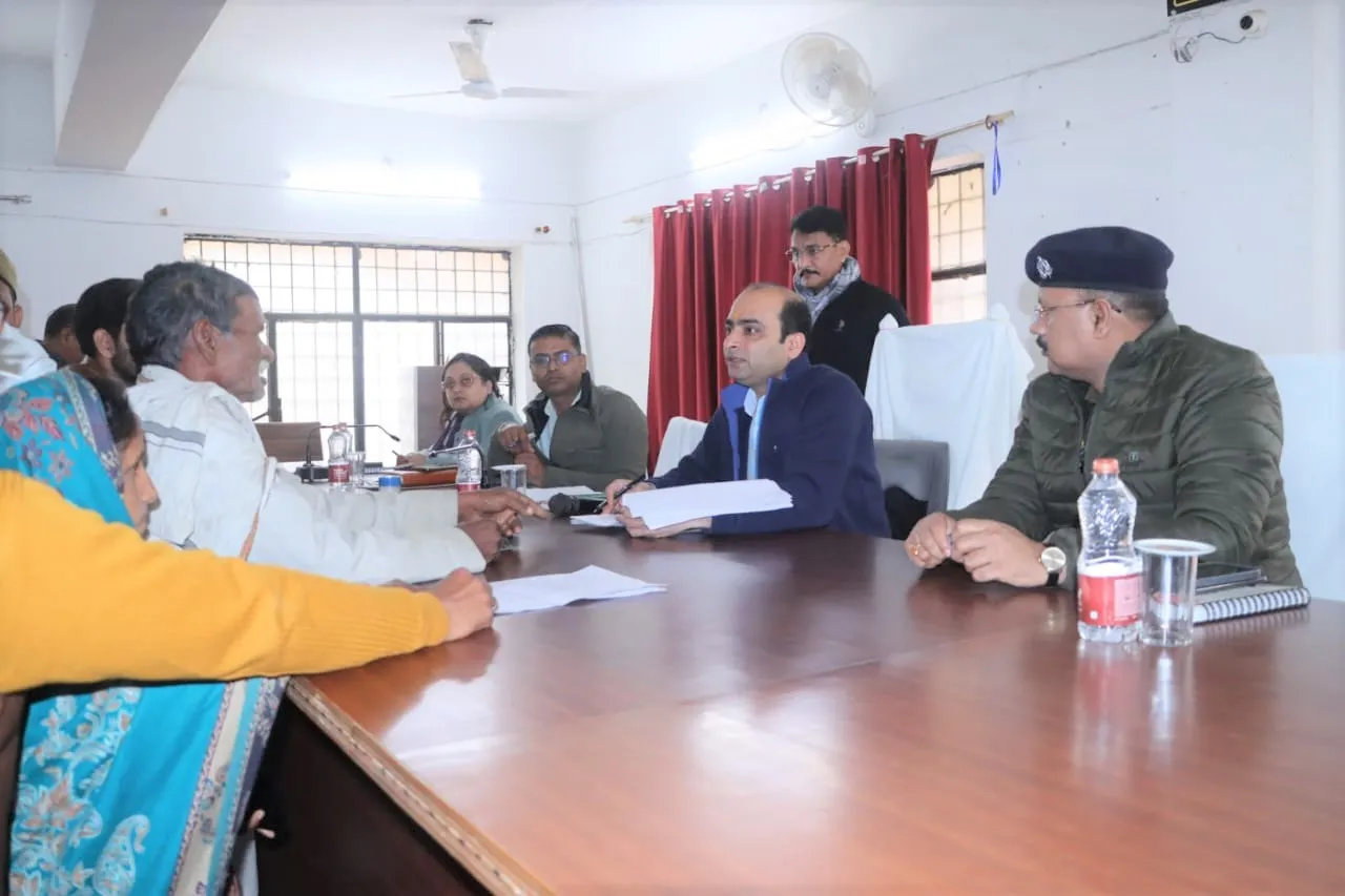 डीएम ने सम्पूर्ण समाधान दिवस तहसील कुण्डा में सुनी शिकायतें, आठ शिकायतों का हुआ निस्तारण