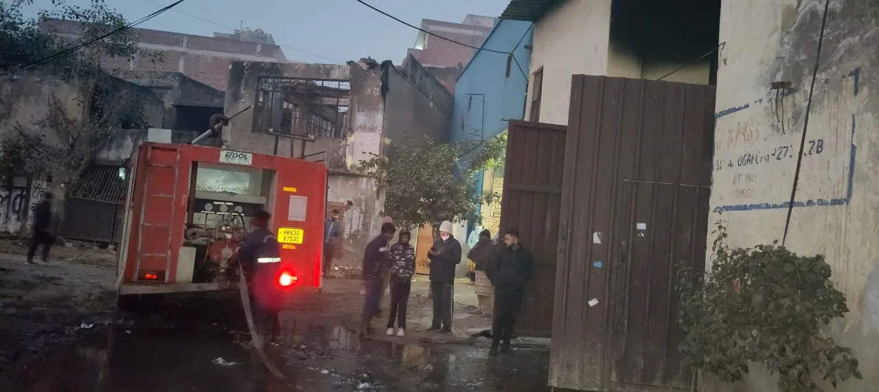 बहादुरगढ़ की फुटवियर फैक्टरी में आग लगने से दो मजदूर जिंदा जले, एक घायल