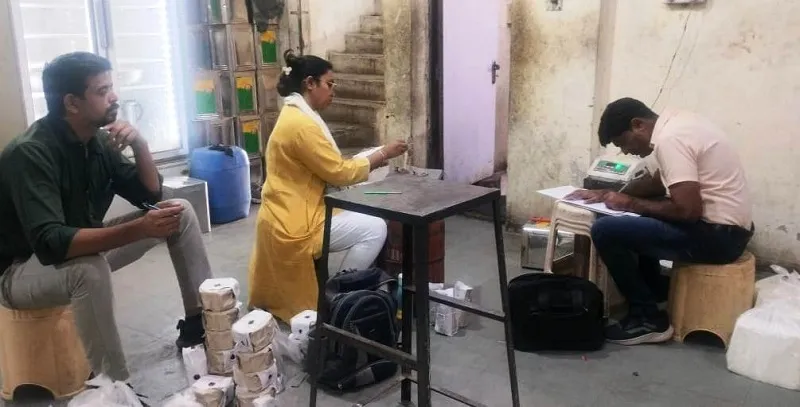  माँ कृपा डेयरी मूसाखेड़ी पर की गई कार्रवाई, परिसर में खाद्य कारोबार कराया गया बंद