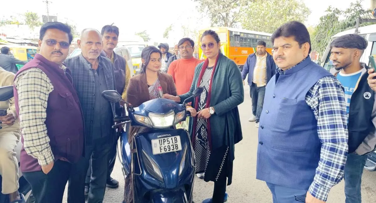  बिना हेलमेट, सीट बेल्ट वालों को भेंट किया गुलाबः दिये सुझाव