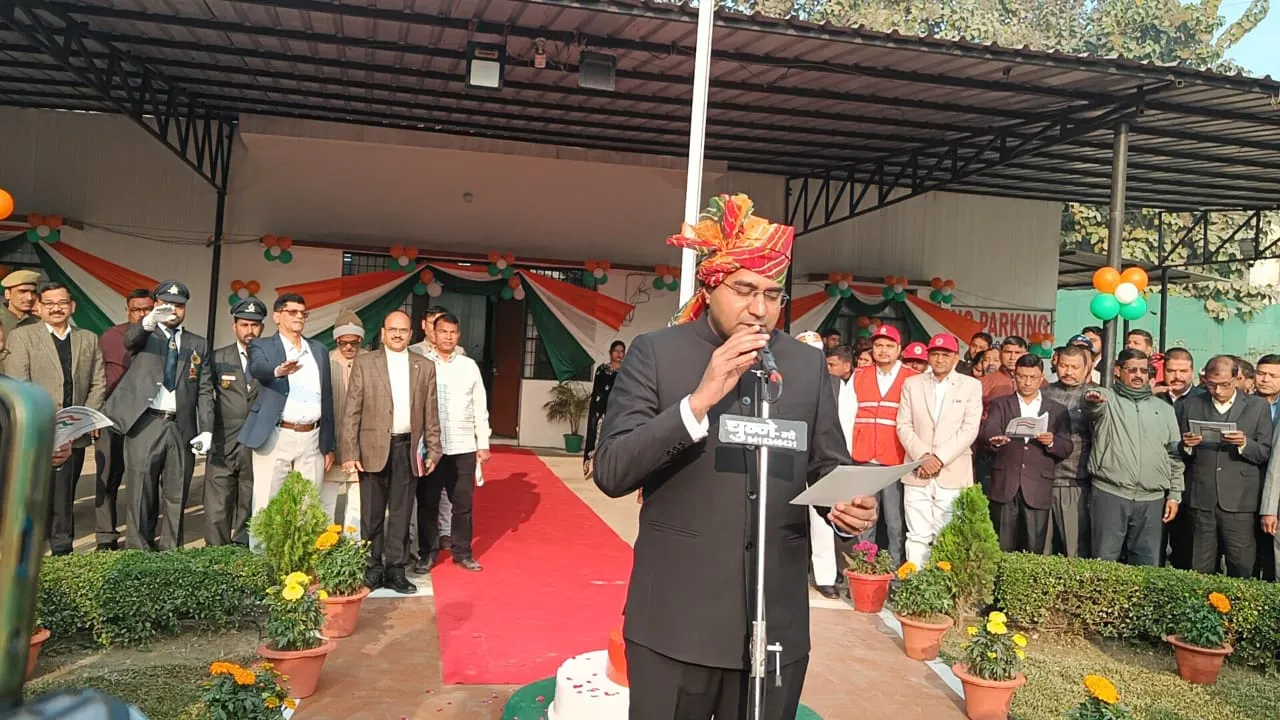 डीएम ने किया ध्वजारोहण