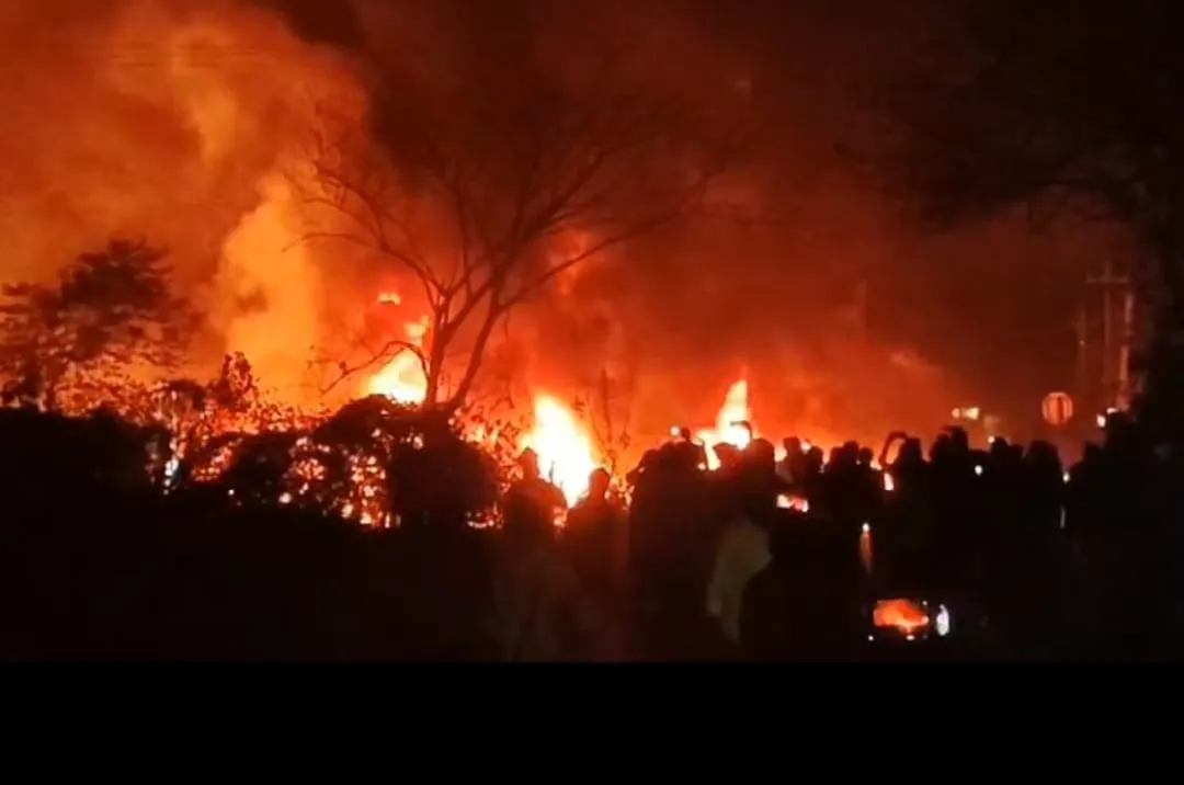कंटेनर-हाइवा के बीच टक्कर में लगी भीषण आग, खलासी जिंदा जला