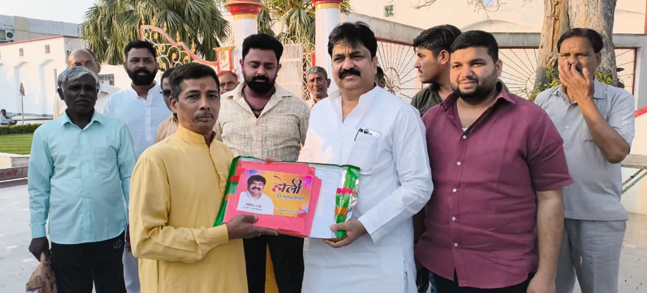 बदायूं: पूर्व मंत्री आबिद रज़ा ने किए वस्त्र भेंट 