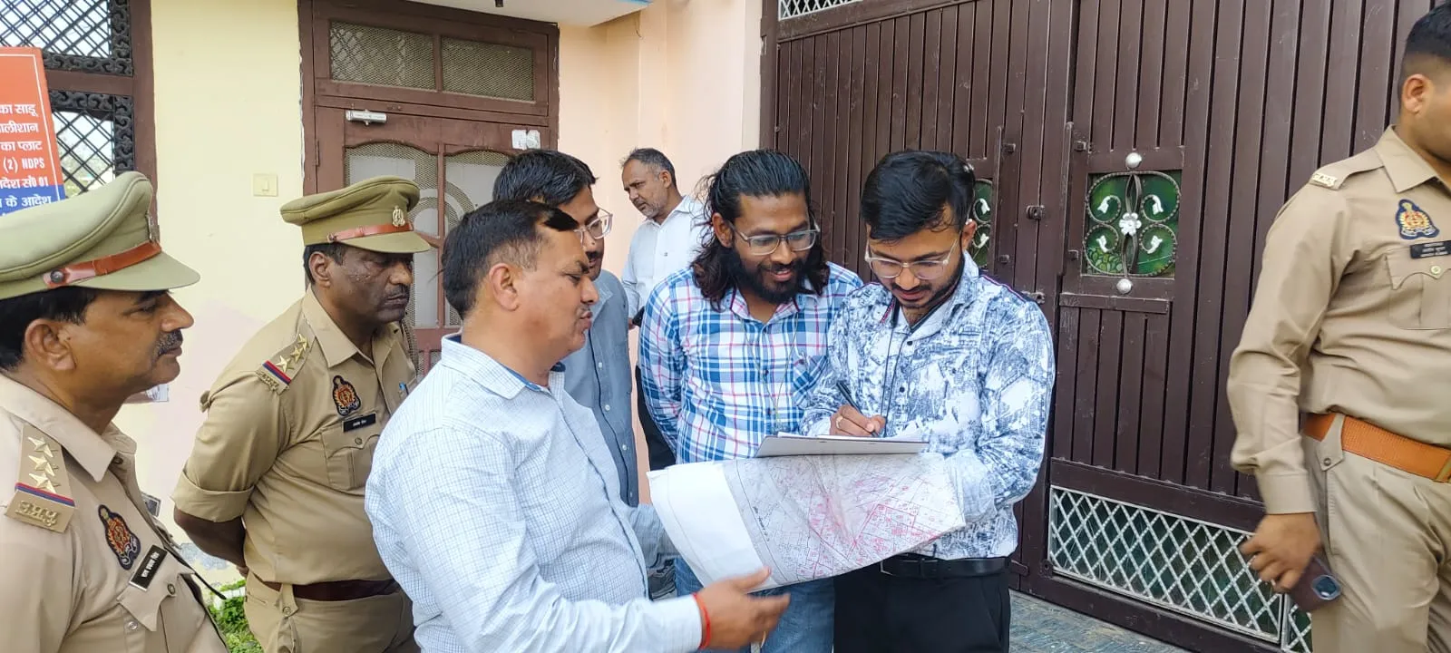स्मैक तस्कर रियाज अहमद की फ्रीज किए गये मकान और शोरूम की राजस्व टीम ने जांच की