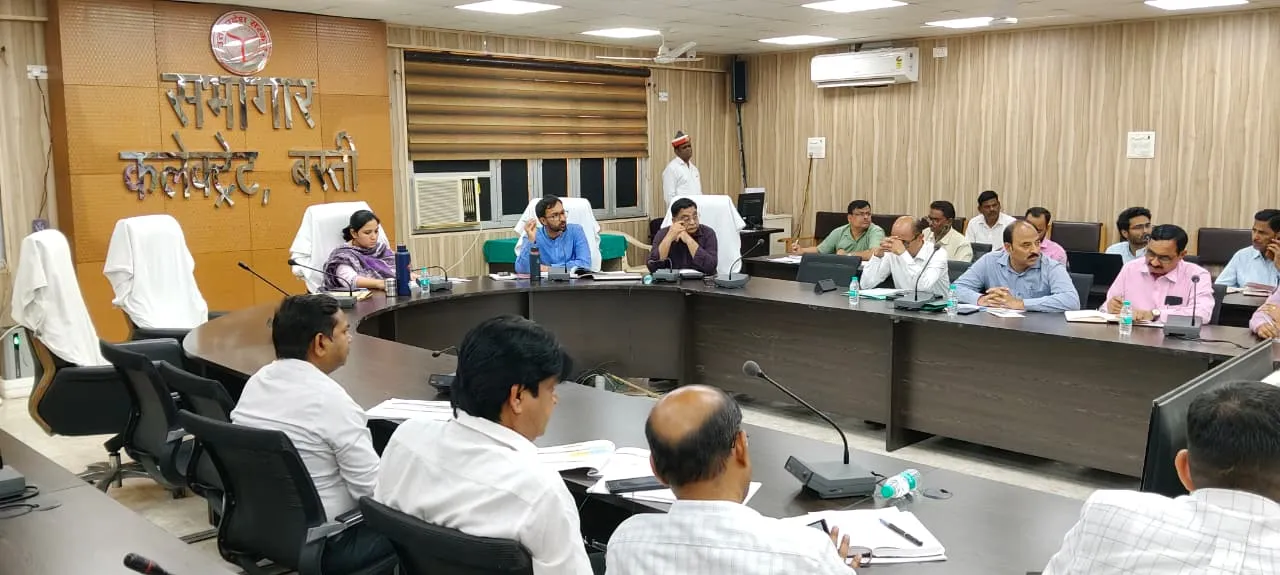 डीएम ने सड़क सुरक्षा एवं सीएम डैशबोर्ड के योजनाओं की प्रगति बैठक में दिए आवश्यक निर्देश 