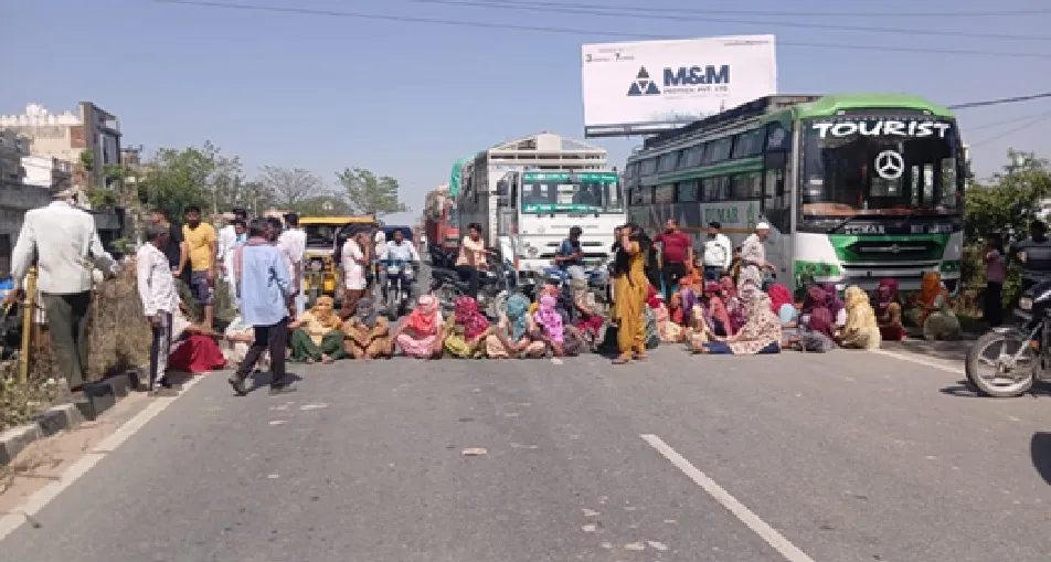बिना पहचान किए कर दिया अंतिम संस्कार, हापुड़ में भड़के परिजन—दो दरोगा सस्पेंड