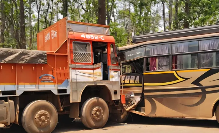 नारायणपुर: बस-ट्रक के आमने-सामने की भिड़ंत में 17 यात्री घायल, तीन की हालत गंभीर