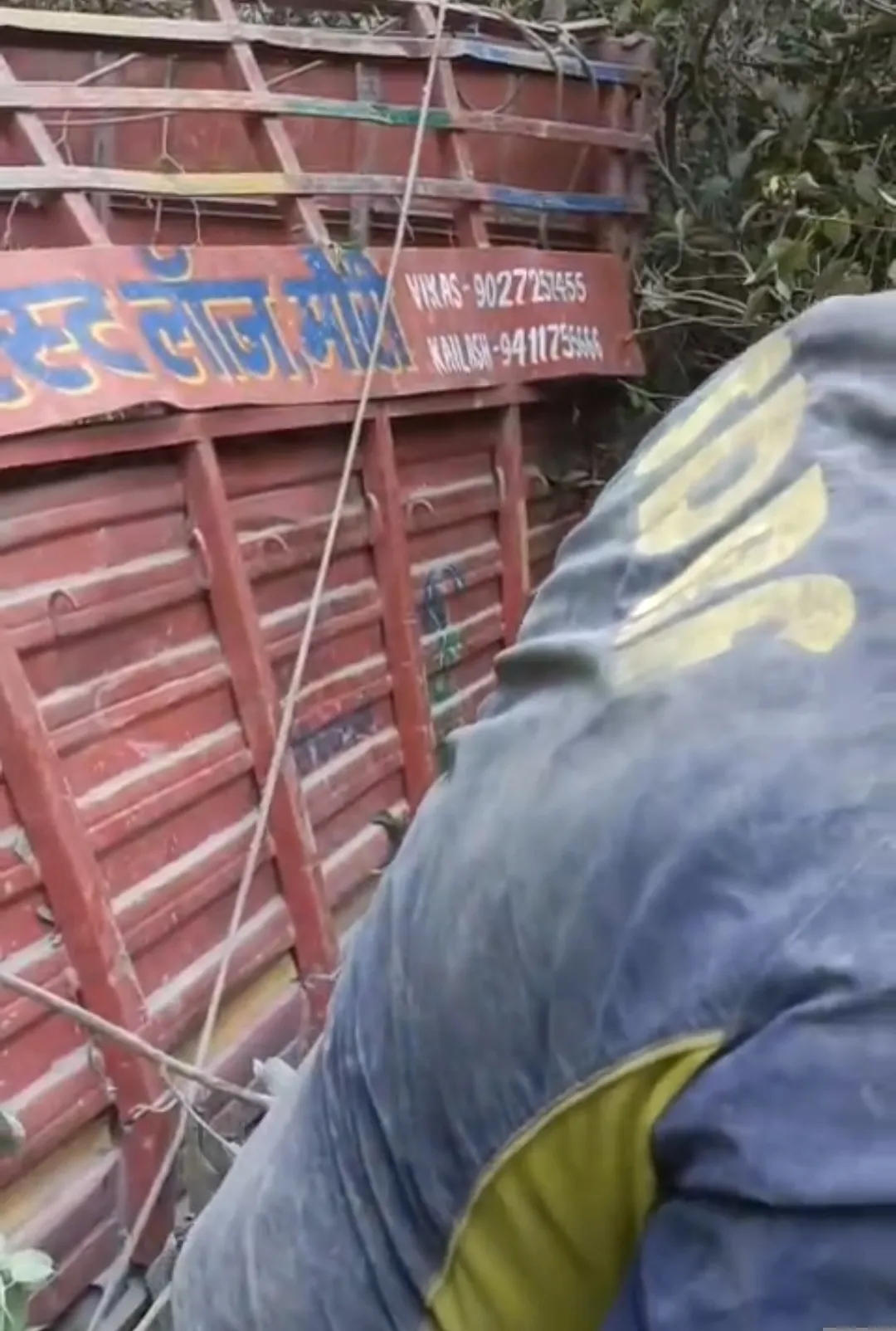 त्यूणी क्षेत्र में गहरी खाई में गिरा वाहन, चालक की मौके पर मौत