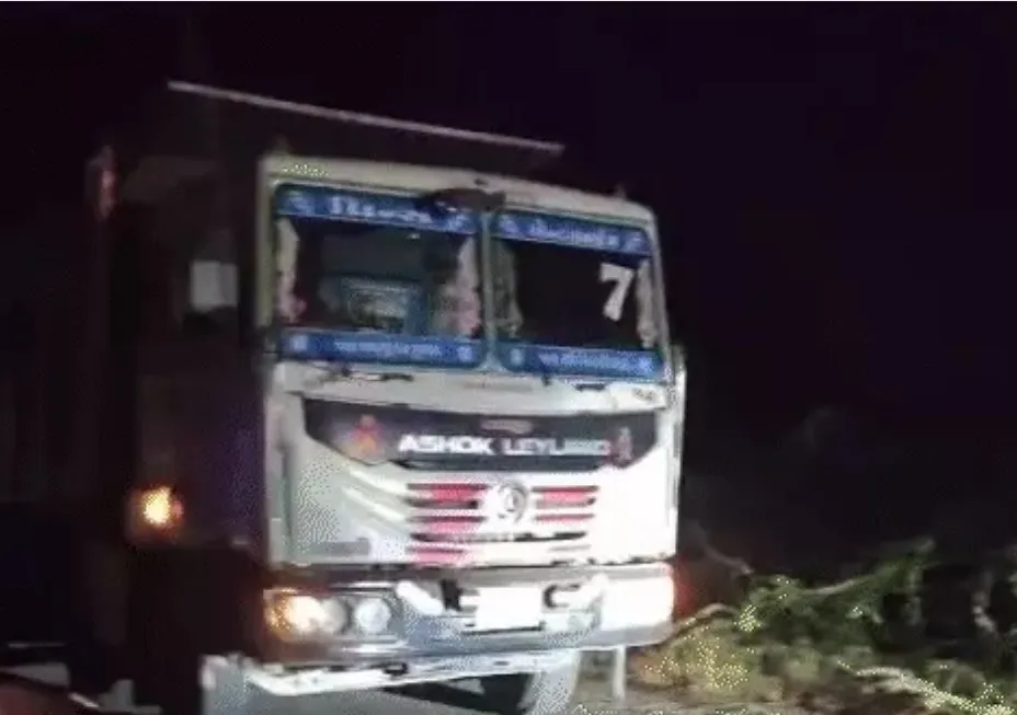 तेज रफ्तार ट्रक ने पैदल जा रहे श्रद्धालुओं को कुचला, हादसे में सात लोगों की मौत