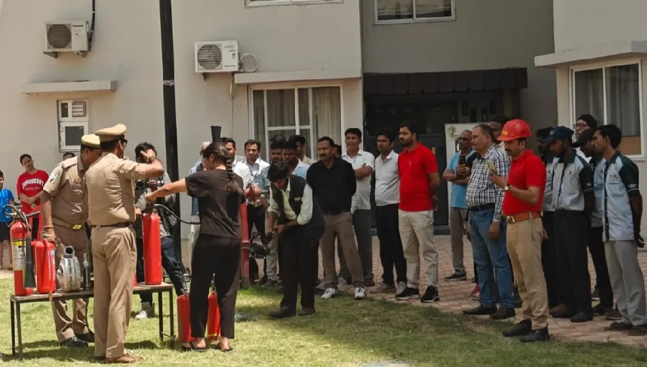 लखनऊ में अग्नि सुरक्षा पर बड़ा अभियान: मॉल, होटल, अस्पतालों में फायर ड्रिल, हजारों लोगों को दिया गया प्रशिक्षण