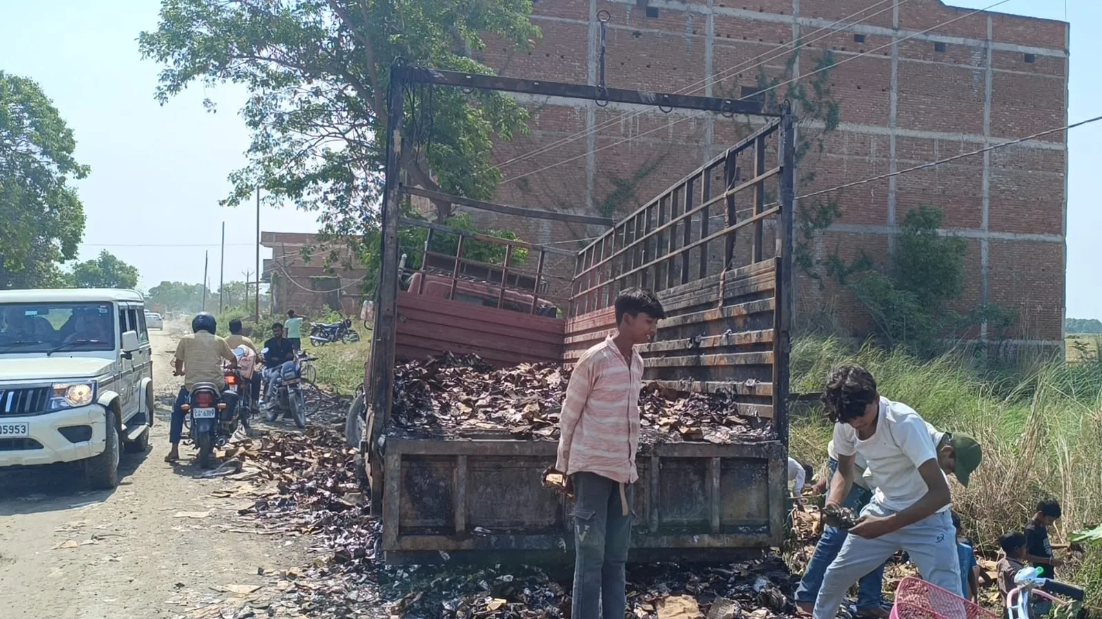 मैरवा-सलेमपुर मार्ग पर गुटखा लदा ट्रक पलटा, टायर ब्लास्ट के बाद लगी आग