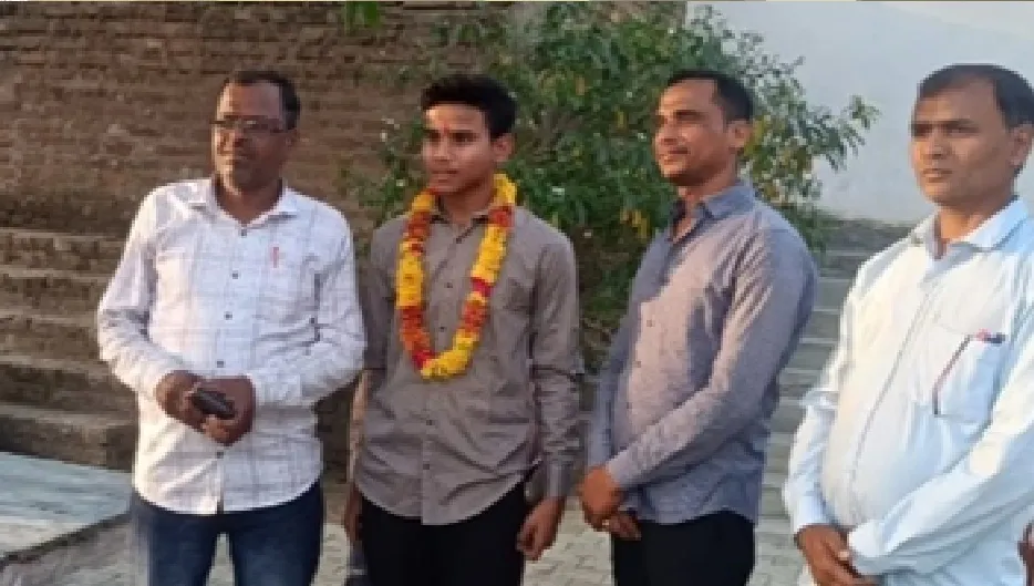 झांसी : 10वीं के छात्र ऋषभ साहू ने 97.33 प्रतिशत अंक प्राप्त कर उप्र में हासिल किया तीसरा स्थान