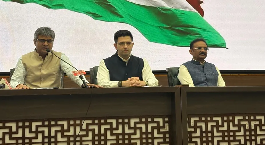 AAP में बड़ी टूट: राघव चड्ढा समेत 7 सांसदों ने छोड़ी पार्टी