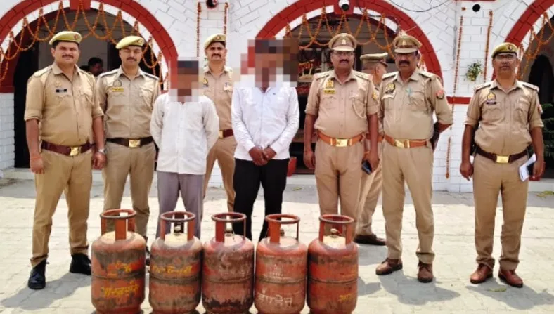 चोरी किये गये 5 खाली गैस सिलेंडर के साथ दो अभियुक्त गिरफ्तार