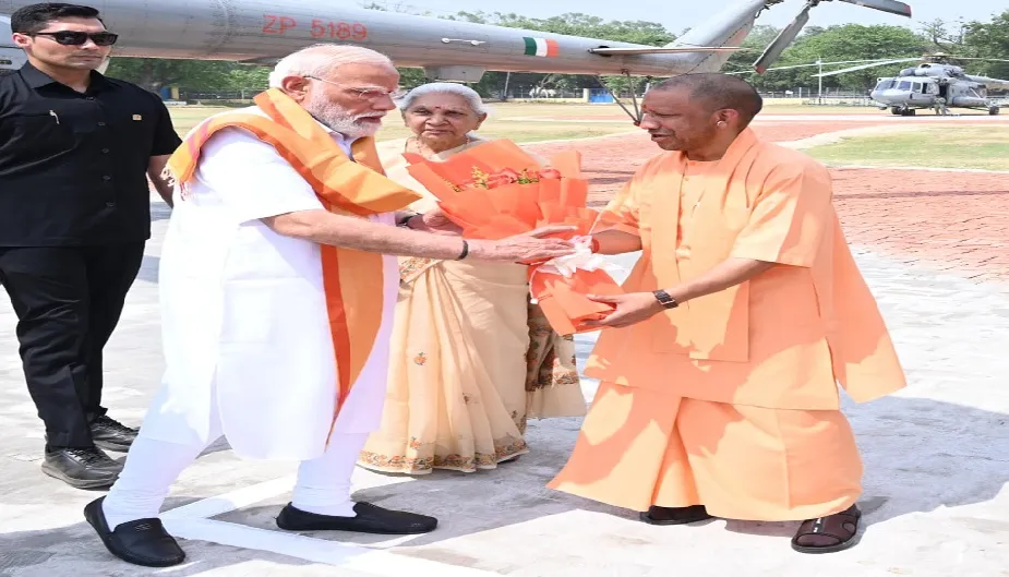  प्रधानमंत्री मोदी पहुंचे वाराणसी, एयरपोर्ट पर मुख्यमंत्री समेत कई नेताओं ने किया स्वागत