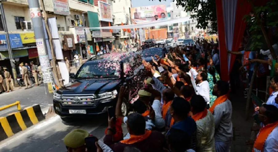 प्रधानमंत्री मोदी का काशी में भव्य रोड शो, काशी विश्वनाथ मंदिर में किया दर्शन-पूजन, हर-हर महादेव के नारों से गूंजा वाराणसी