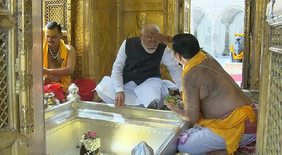 प्रधानमंत्री मोदी ने श्रीकाशी विश्वनाथ के दरबार में लगाई हाजिरी, बच्चों पर बरसाया प्यार, हरदोई रवाना