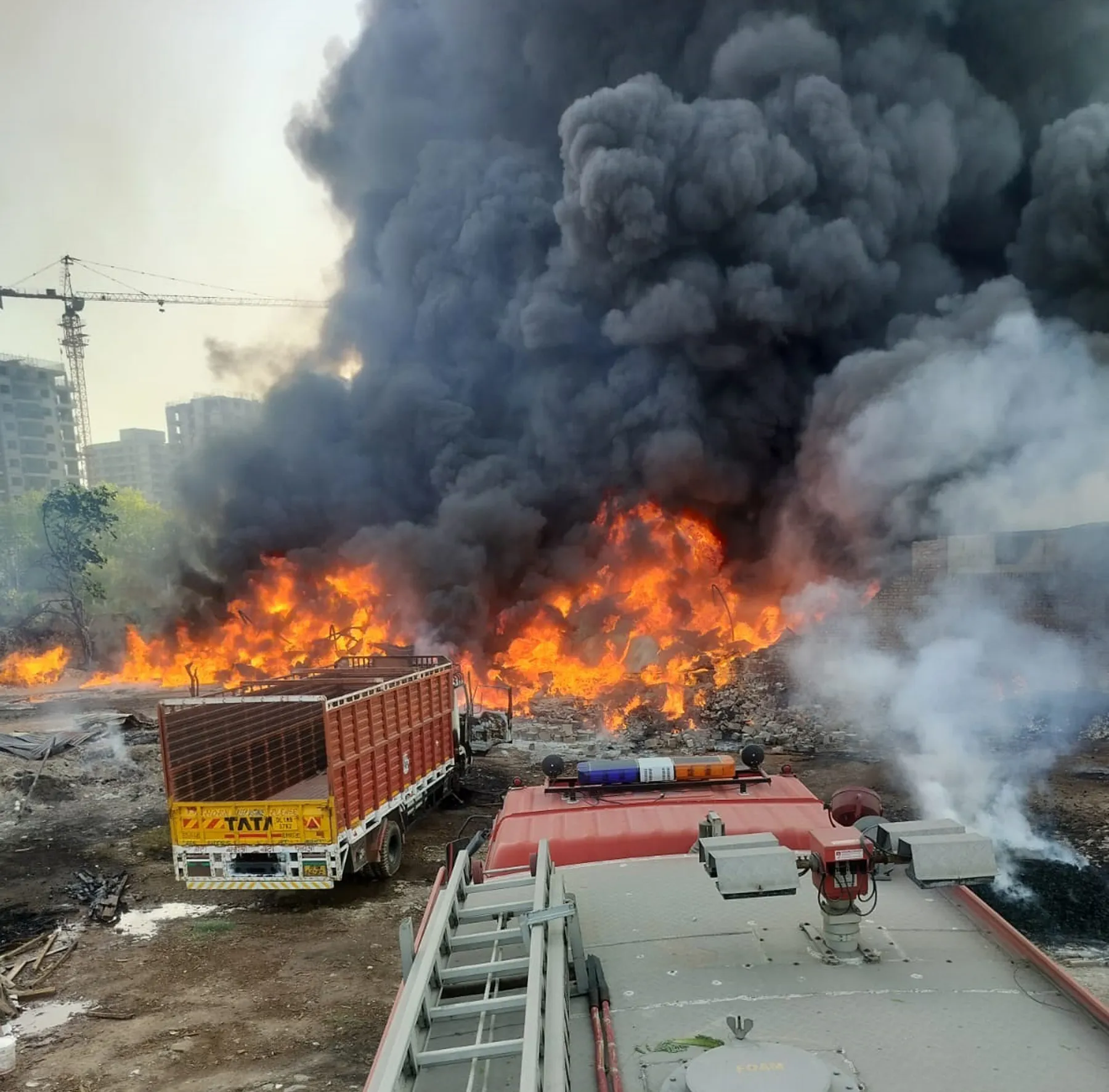 प्लास्टिक फैक्ट्री में आग का तांडव, आसपास की सोसायटियों में रह रहे लोगों में मचा हडक़ंप