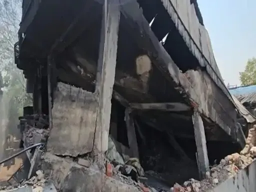 अंबिकापुर अग्निकांड: मुकेश अग्रवाल व प्रवीण अग्रवाल पर एफआईआर, 55 घंटे बाद भी सुलगती रही आग